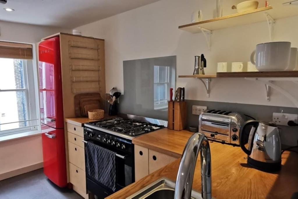 Spacious 2 Bedroom Apartment In The Heart Of Soho. Лондон Екстериор снимка