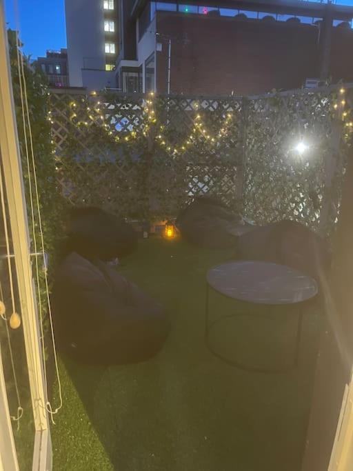 Spacious 2 Bedroom Apartment In The Heart Of Soho. Лондон Екстериор снимка