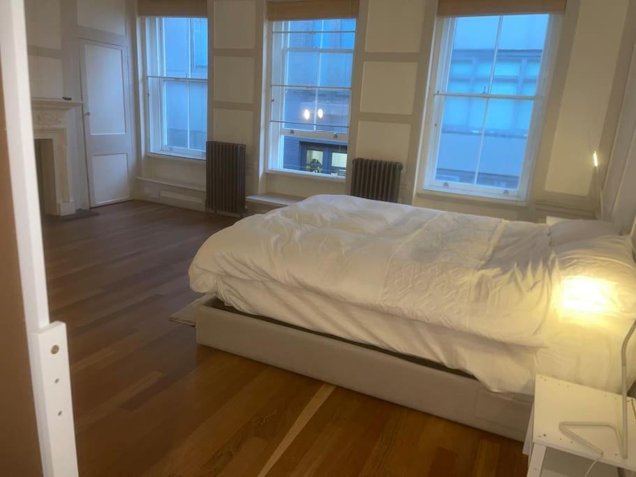 Spacious 2 Bedroom Apartment In The Heart Of Soho. Лондон Екстериор снимка