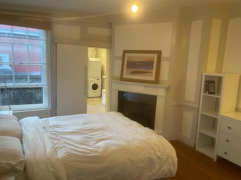 Spacious 2 Bedroom Apartment In The Heart Of Soho. Лондон Екстериор снимка