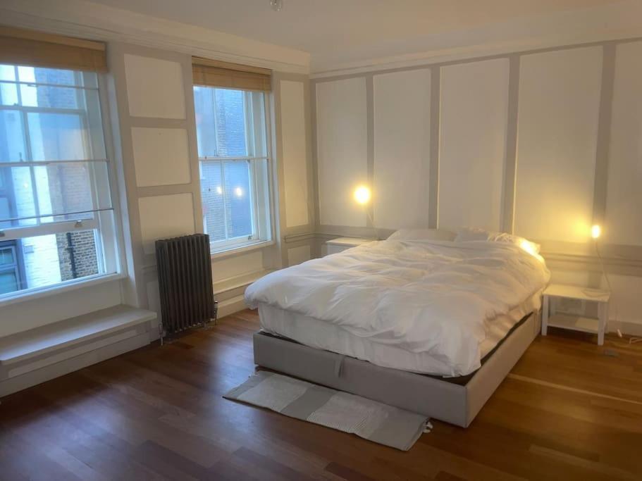 Spacious 2 Bedroom Apartment In The Heart Of Soho. Лондон Екстериор снимка