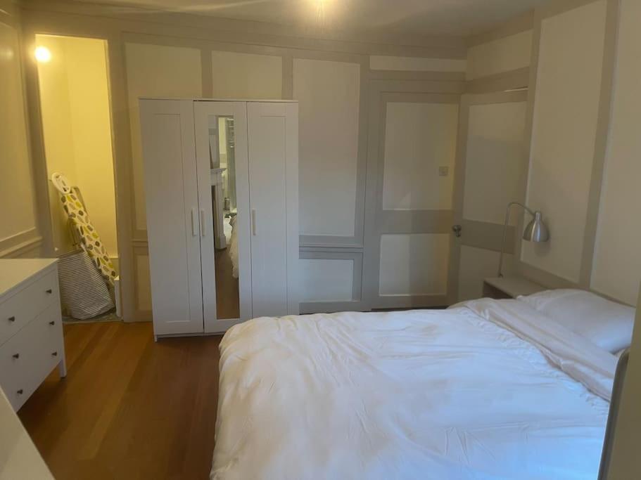 Spacious 2 Bedroom Apartment In The Heart Of Soho. Лондон Екстериор снимка