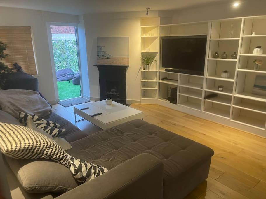 Spacious 2 Bedroom Apartment In The Heart Of Soho. Лондон Екстериор снимка