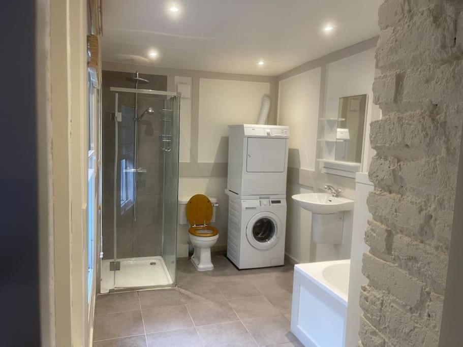 Spacious 2 Bedroom Apartment In The Heart Of Soho. Лондон Екстериор снимка