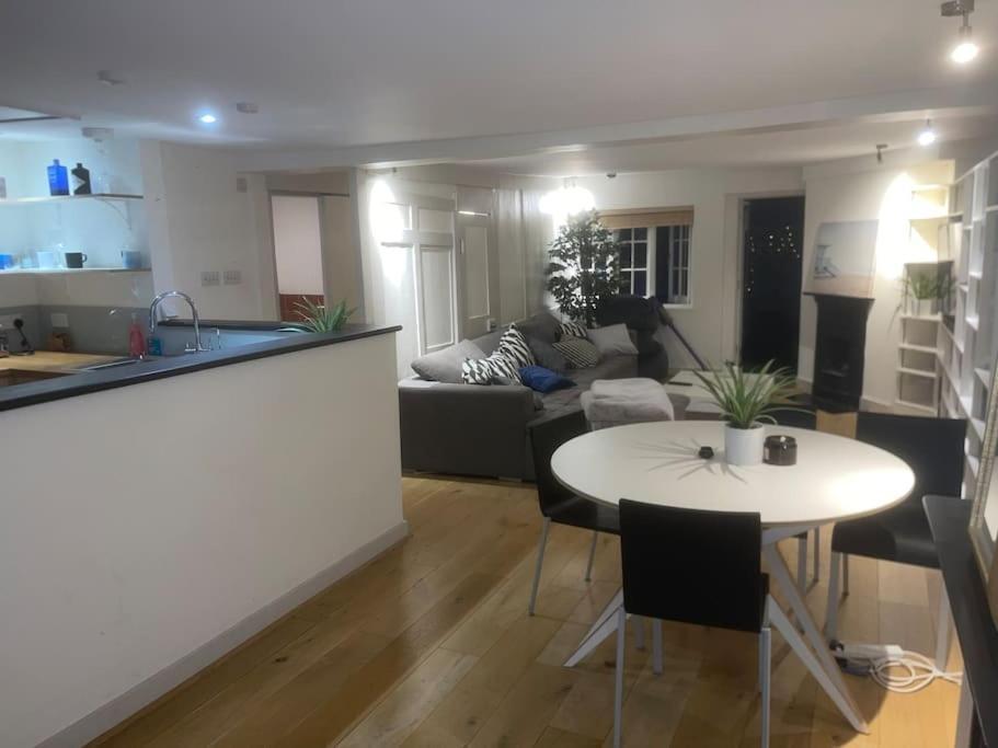 Spacious 2 Bedroom Apartment In The Heart Of Soho. Лондон Екстериор снимка